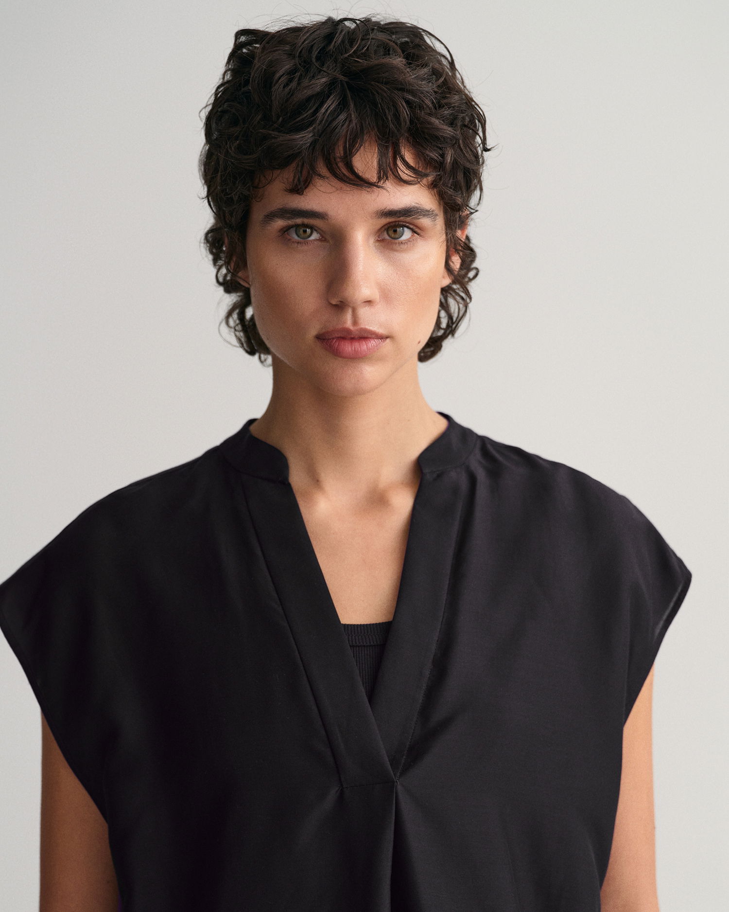 Kortermet Bluse med V-Hals