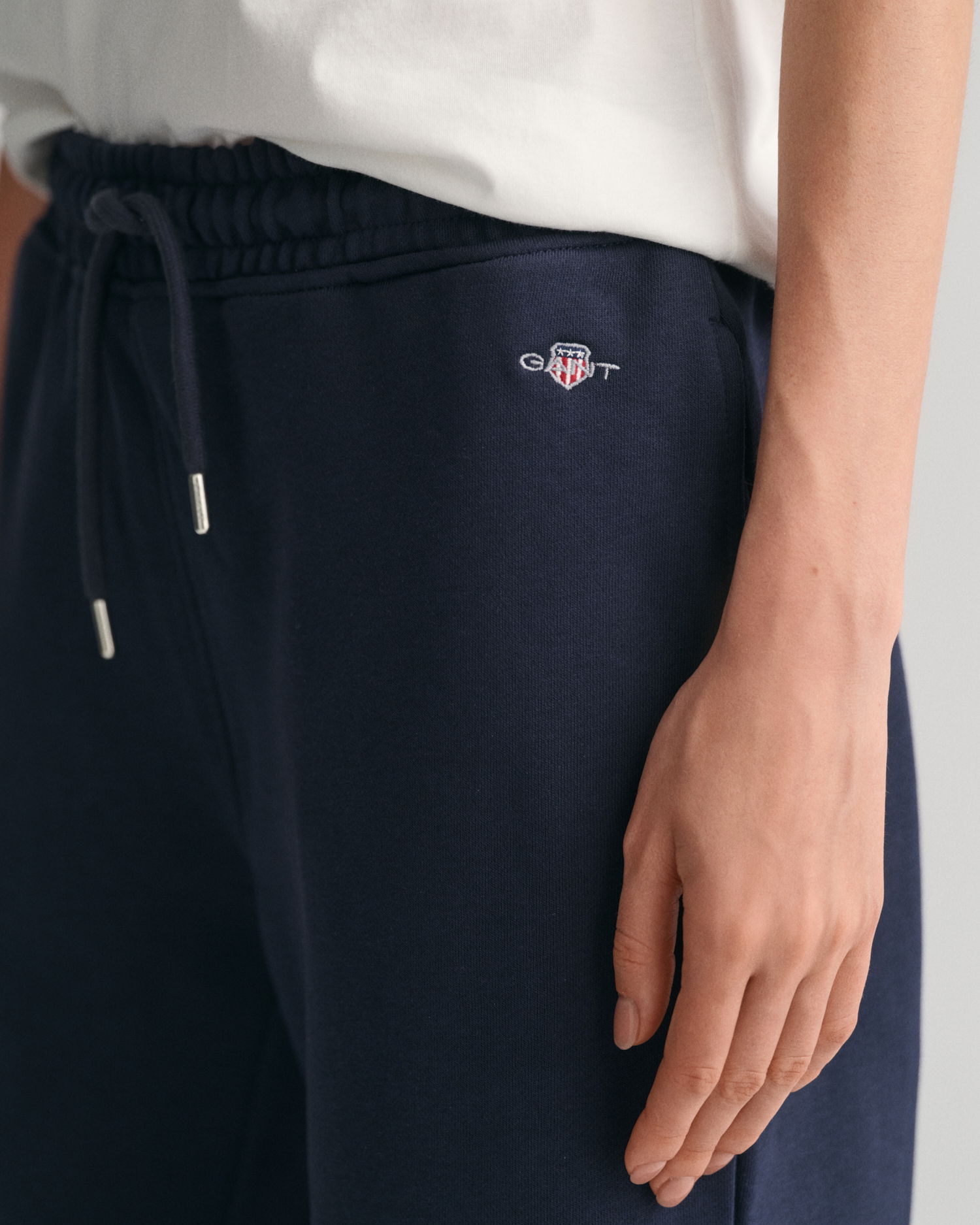 Joggebukser med liten shield-logo