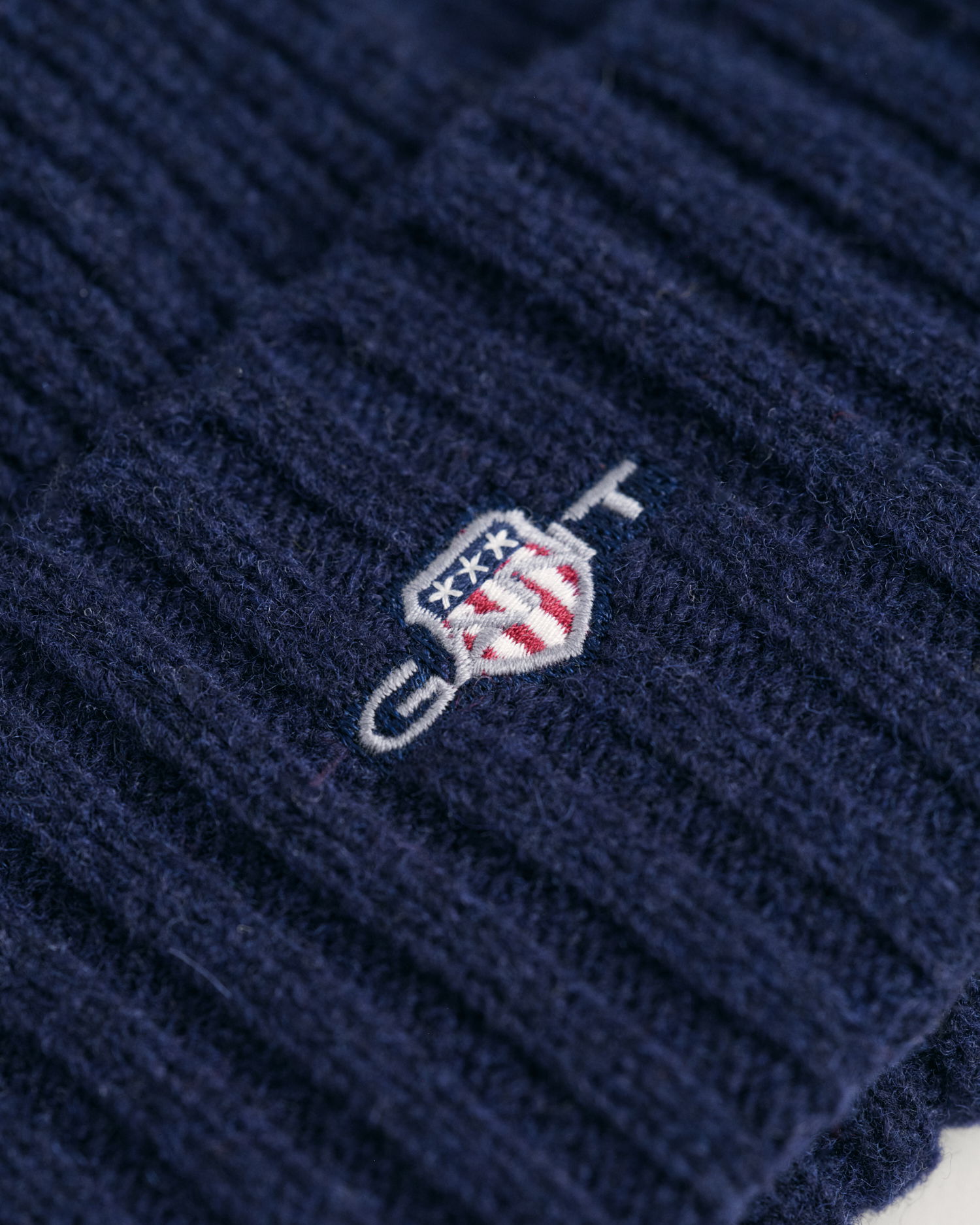 Lue i ullblanding med shield-logo