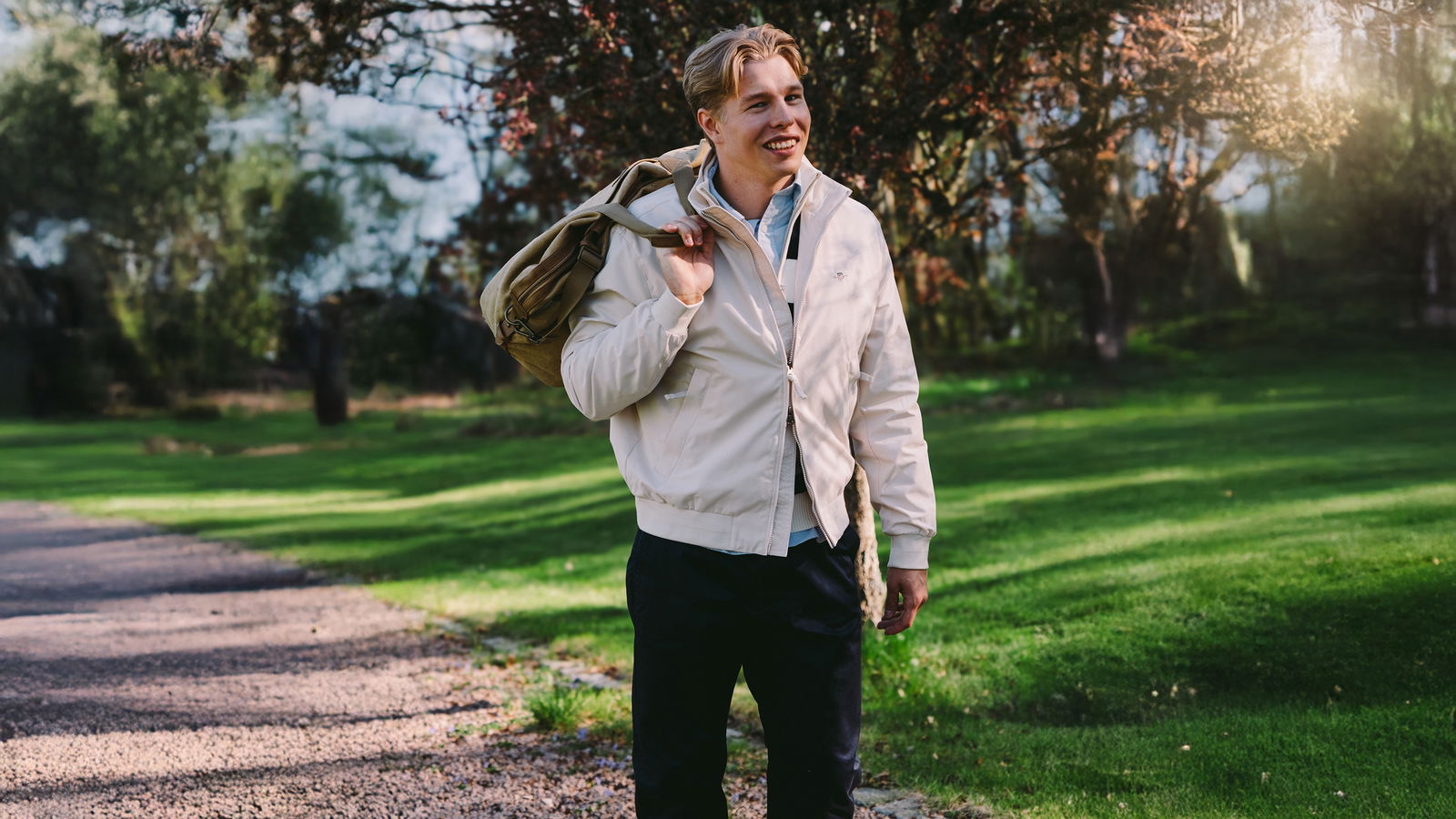 Markus Rooth i klassisk jakke med bag over skulderen